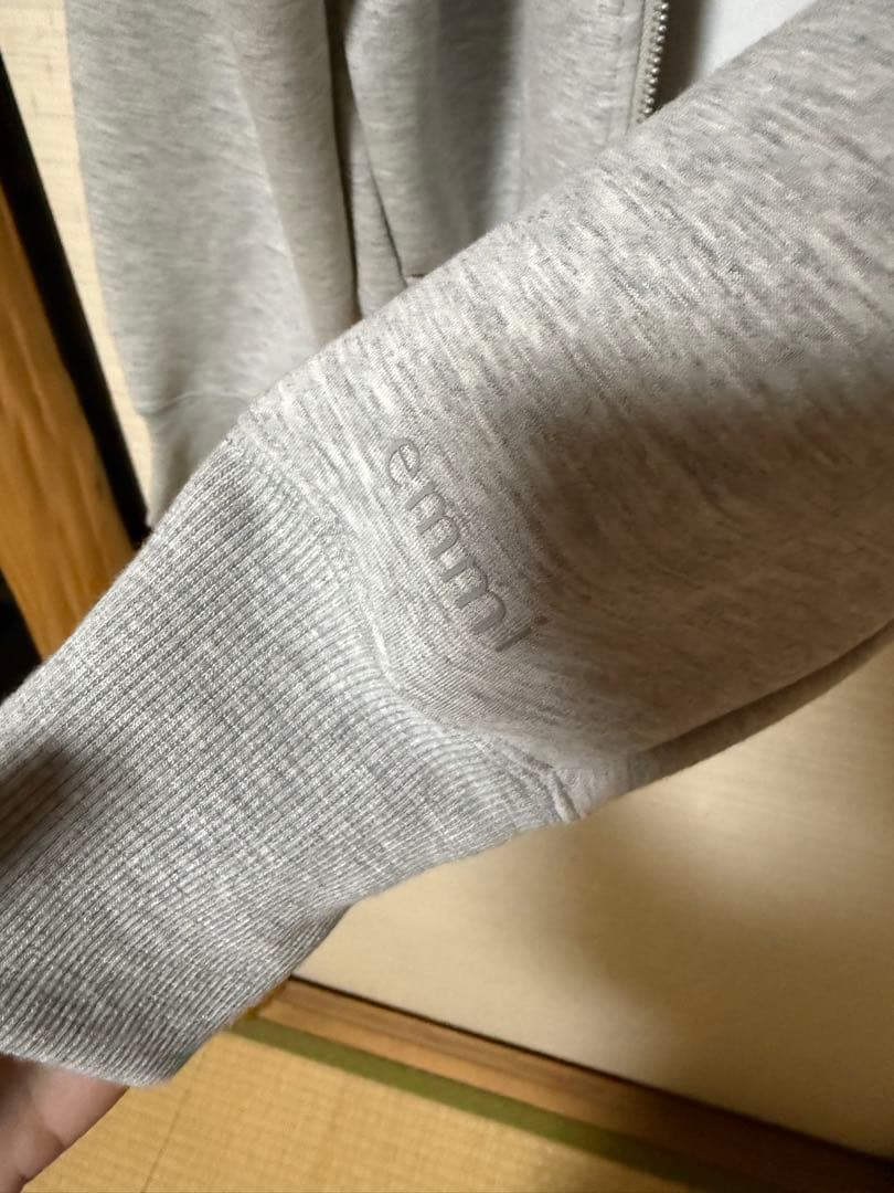 未使用 emmi エミ ジップアップダンボールフーディー