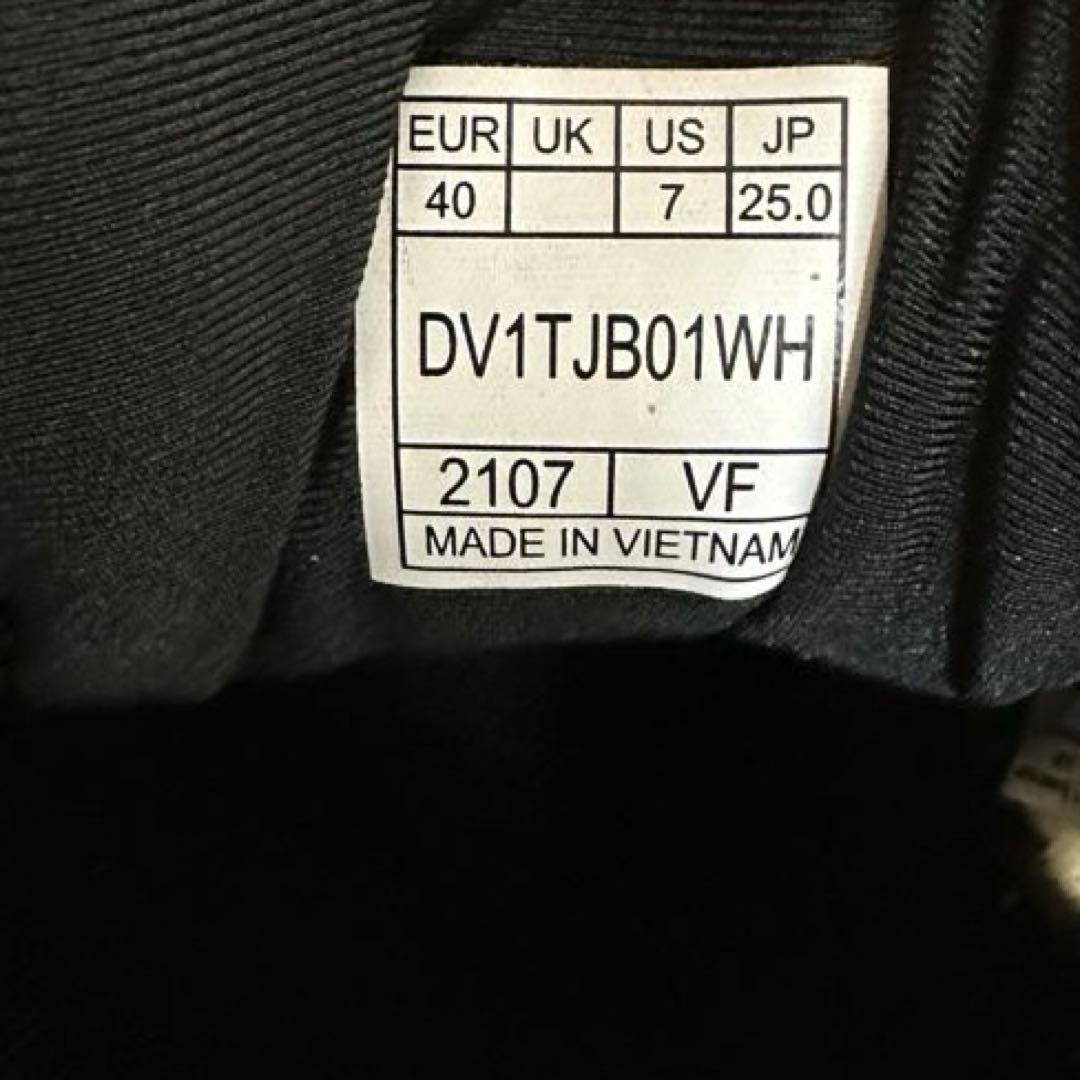 未使用タグ付き　DESCENTE バレーボールシューズ ホワイト　　25㎝