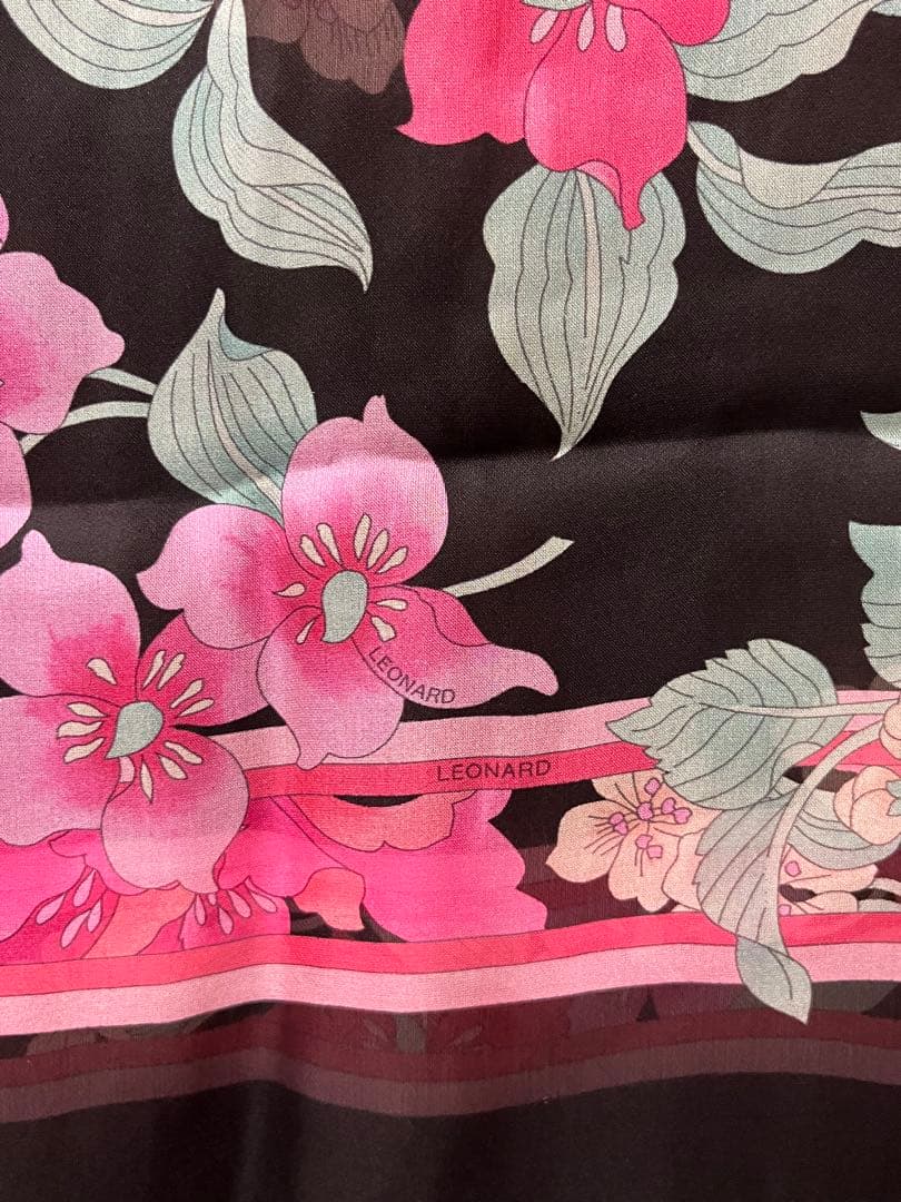 LEONARD 黒地花柄 シルクスカーフ 縦長タイプ ショールにも