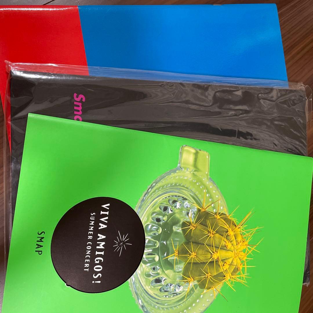 SMAPビデオ8本、CD9本、本7冊、ノート1冊、コンサートのパンフレット3冊