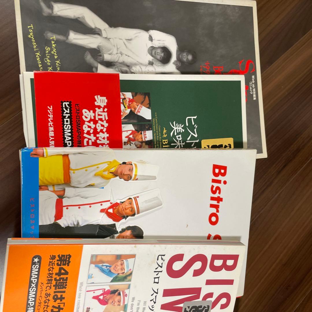 SMAPビデオ8本、CD9本、本7冊、ノート1冊、コンサートのパンフレット3冊