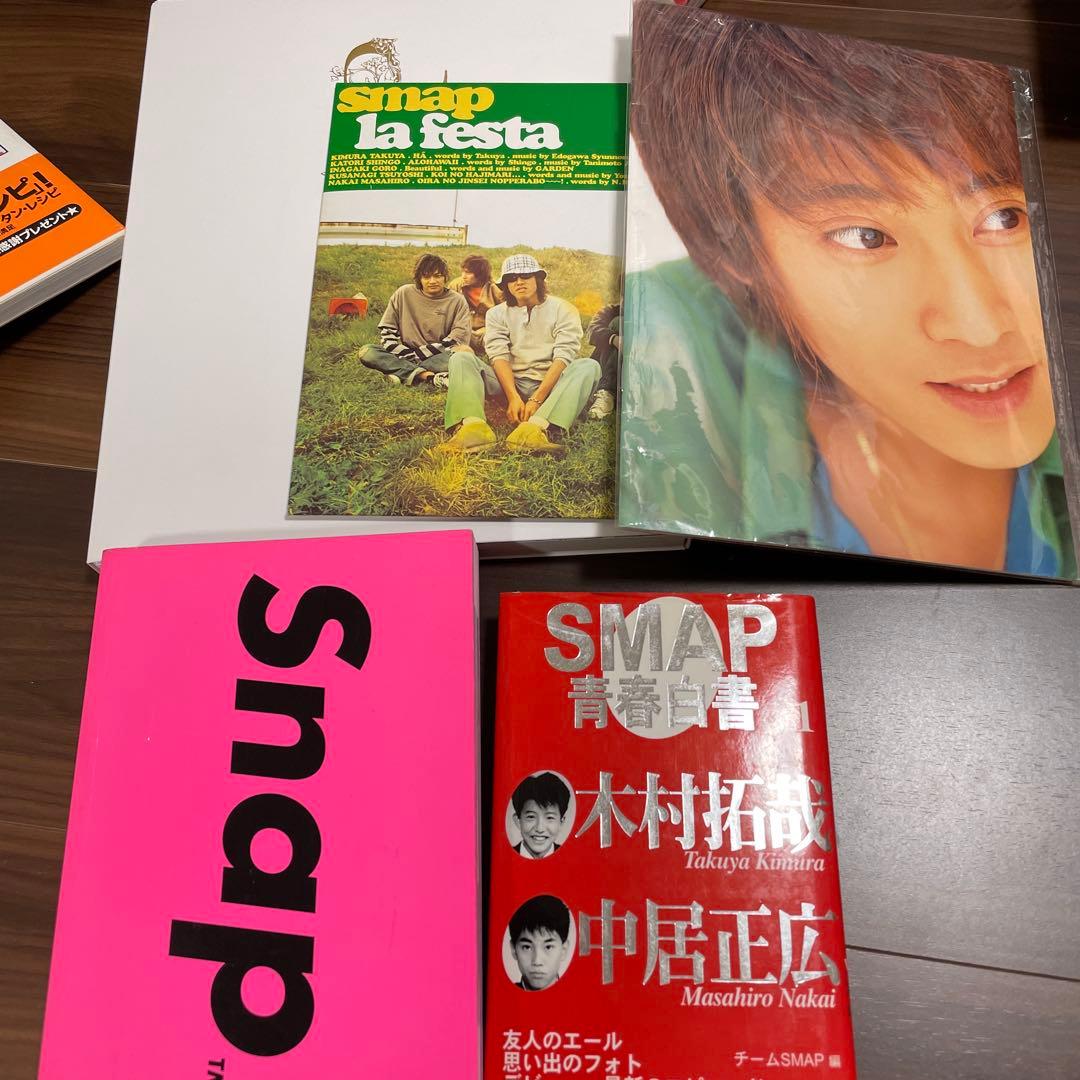 SMAPビデオ8本、CD9本、本7冊、ノート1冊、コンサートのパンフレット3冊