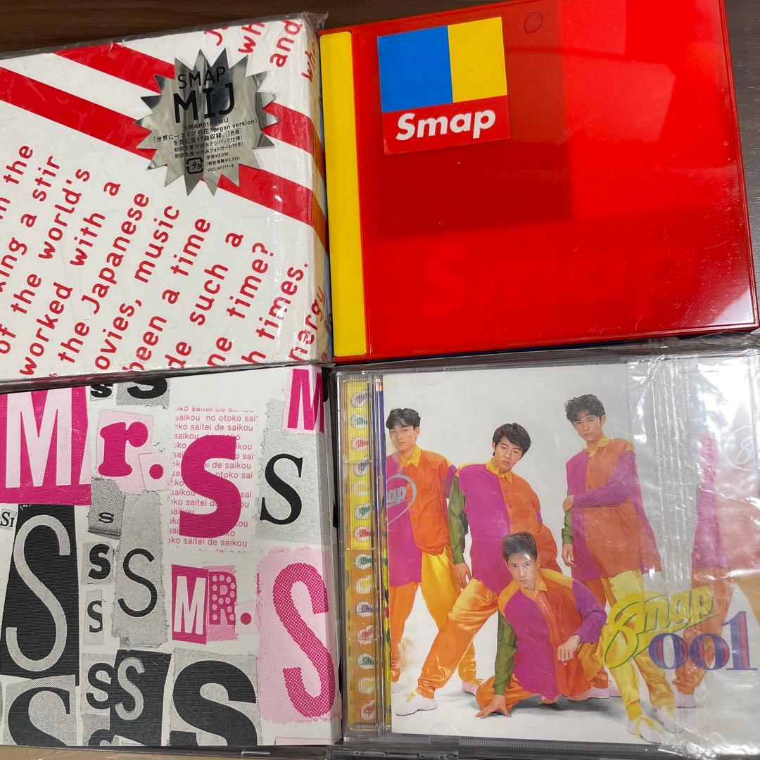 SMAPビデオ8本、CD9本、本7冊、ノート1冊、コンサートのパンフレット3冊