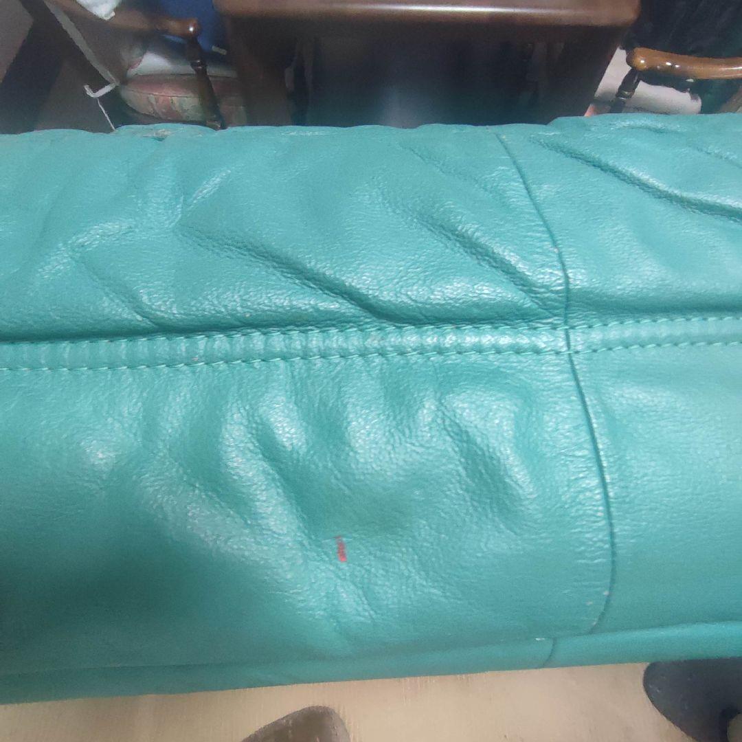 緑色レザーソファ