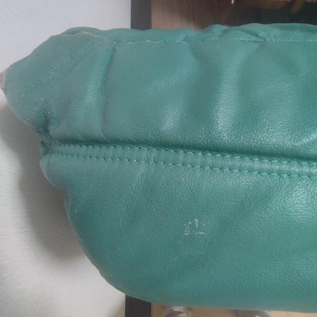 緑色レザーソファ