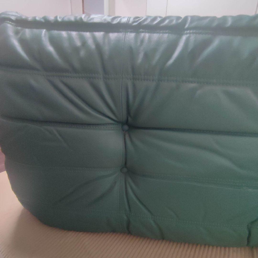 緑色レザーソファ