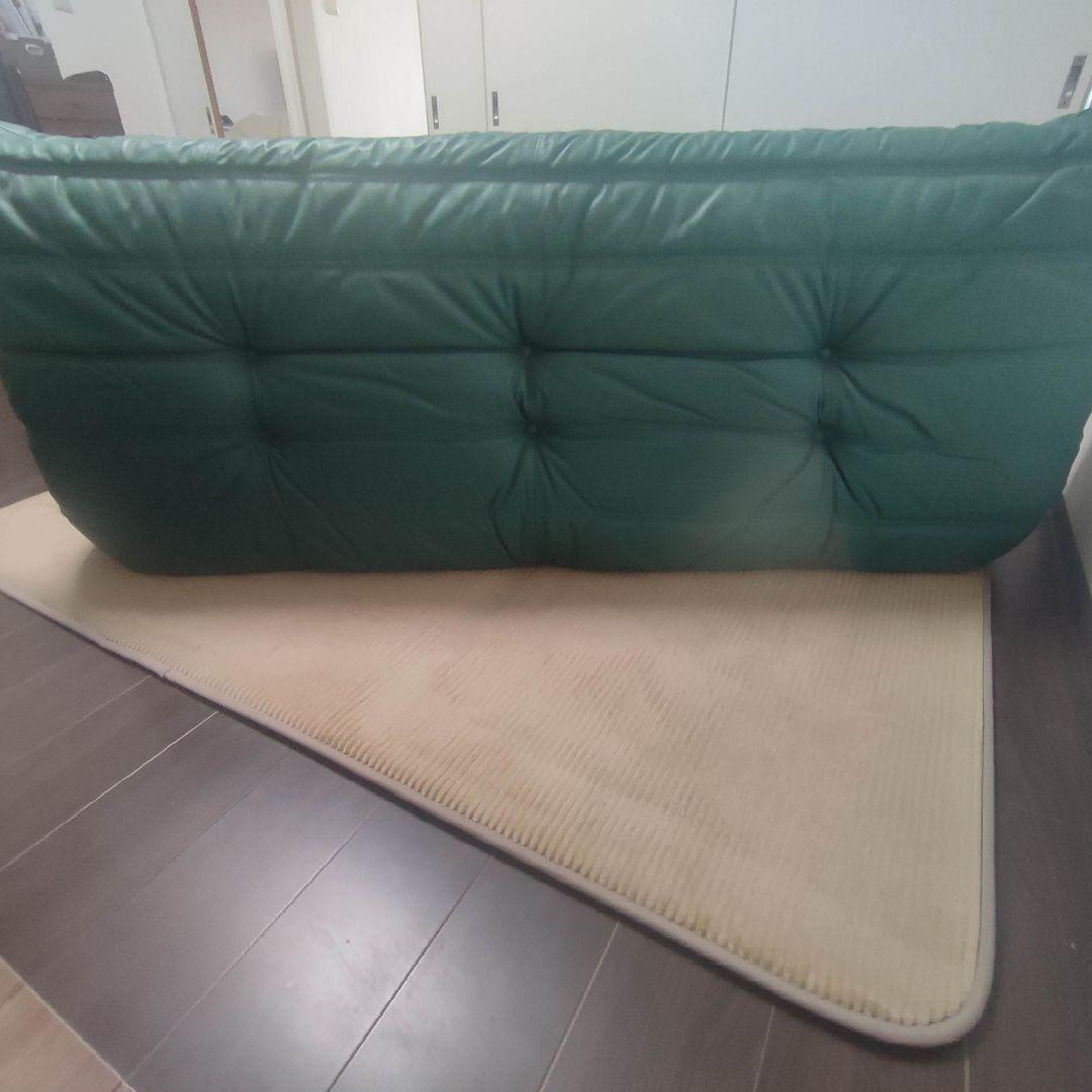 緑色レザーソファ