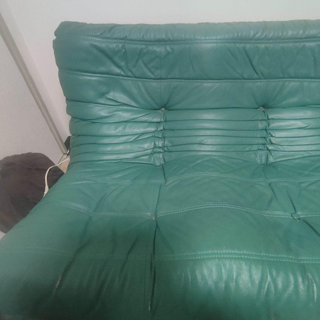 緑色レザーソファ