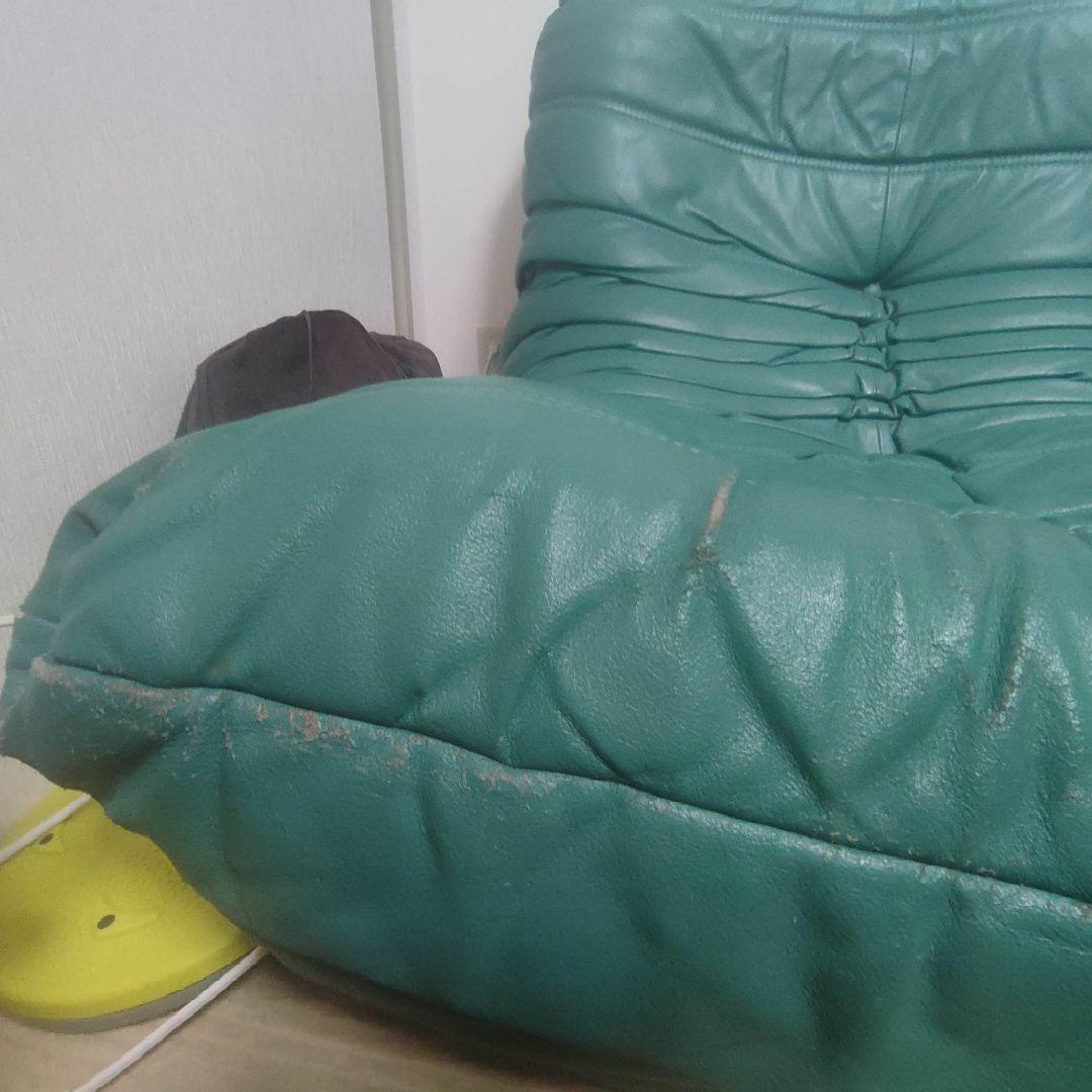 緑色レザーソファ