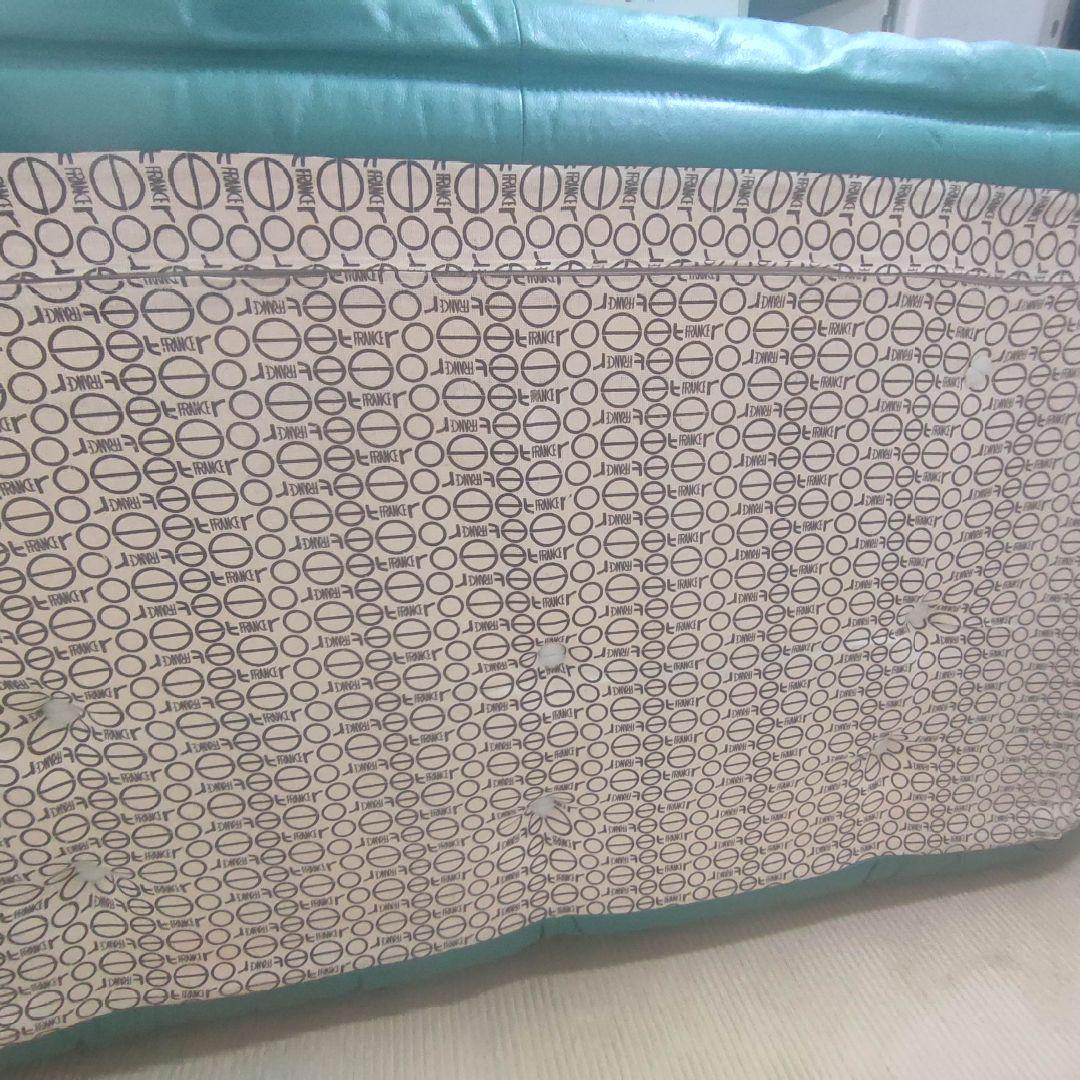 緑色レザーソファ