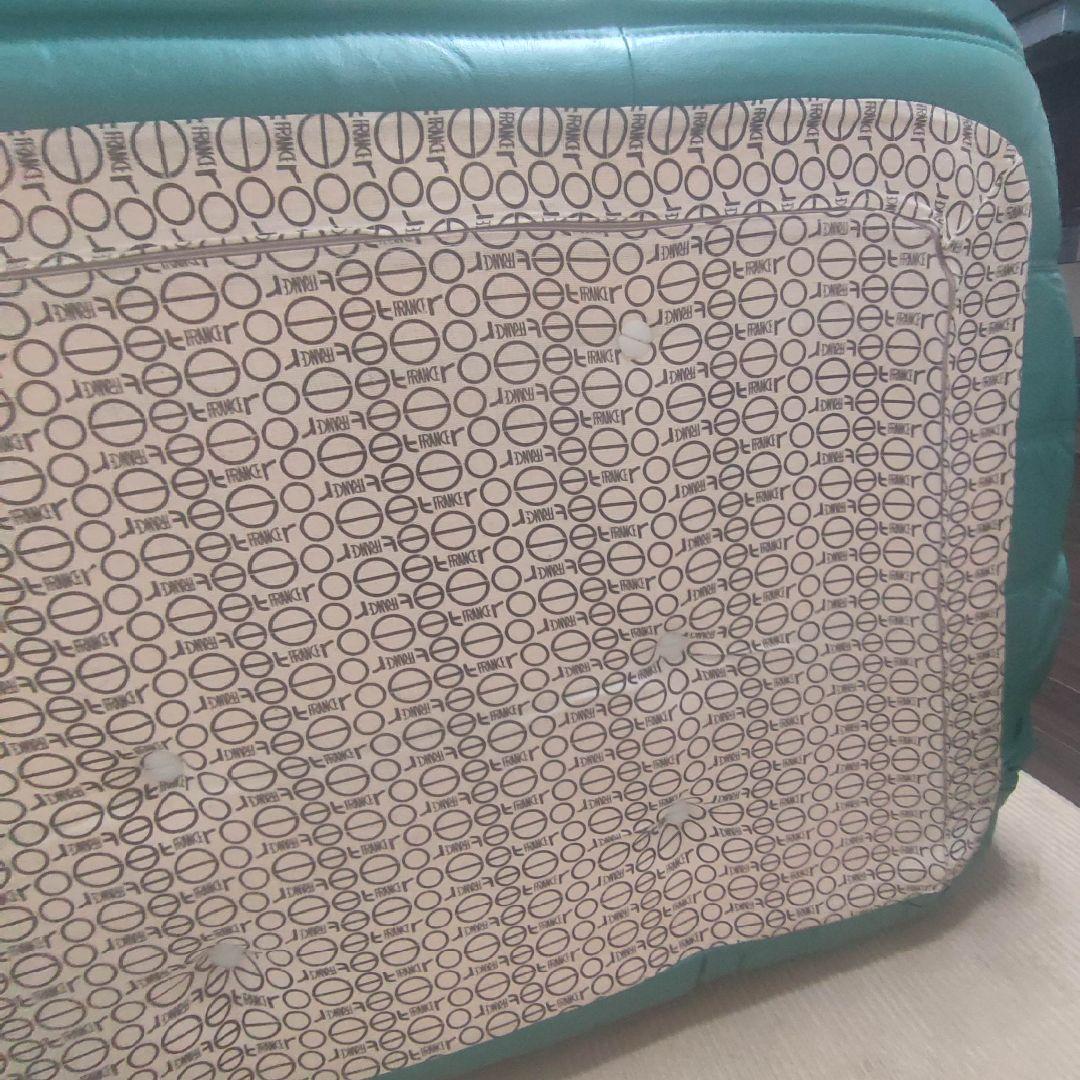 緑色レザーソファ