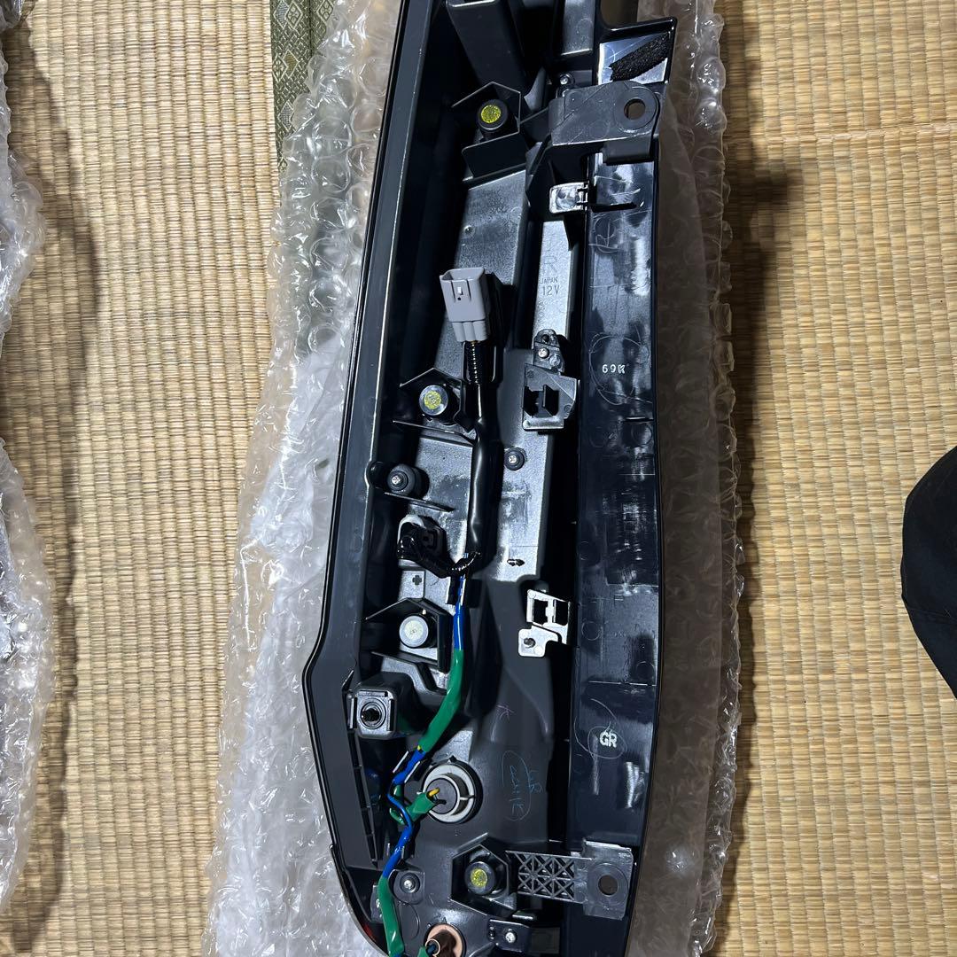 ボクシーテールランプ/VOXY/80  配線付きLEDKOITO 28-232