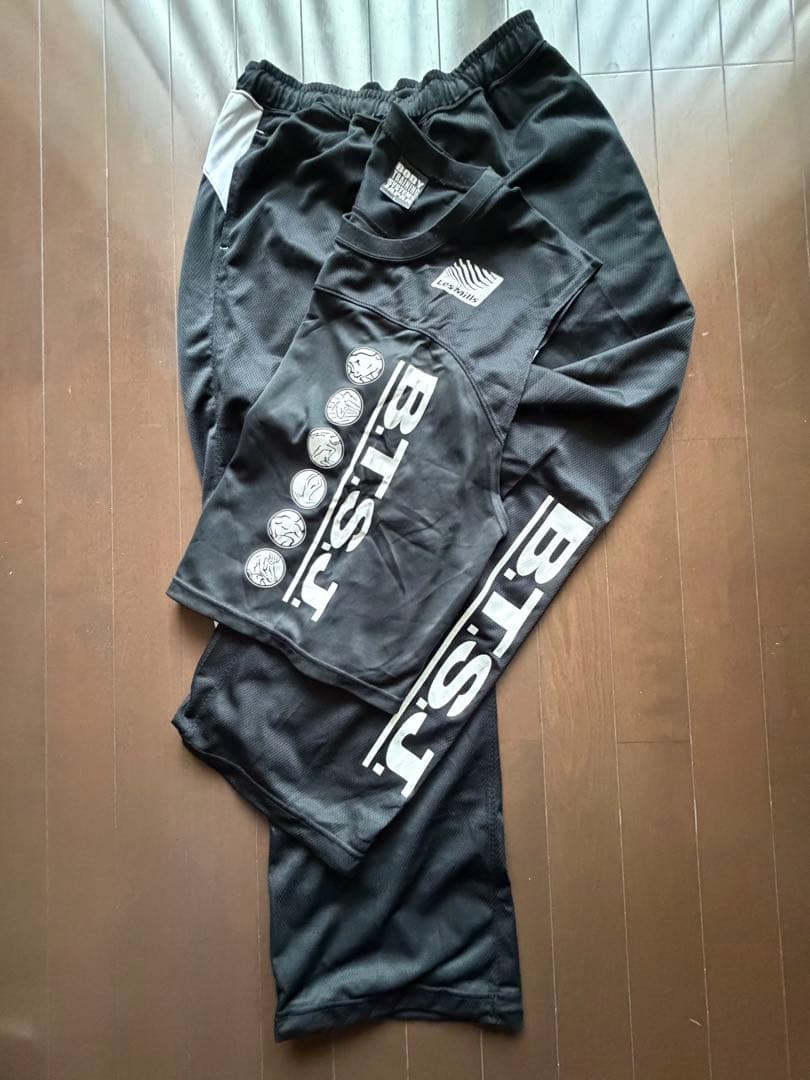 【美品】 BTSJ レスミルズ クロップトップ ロングパンツ（黒×白）セット