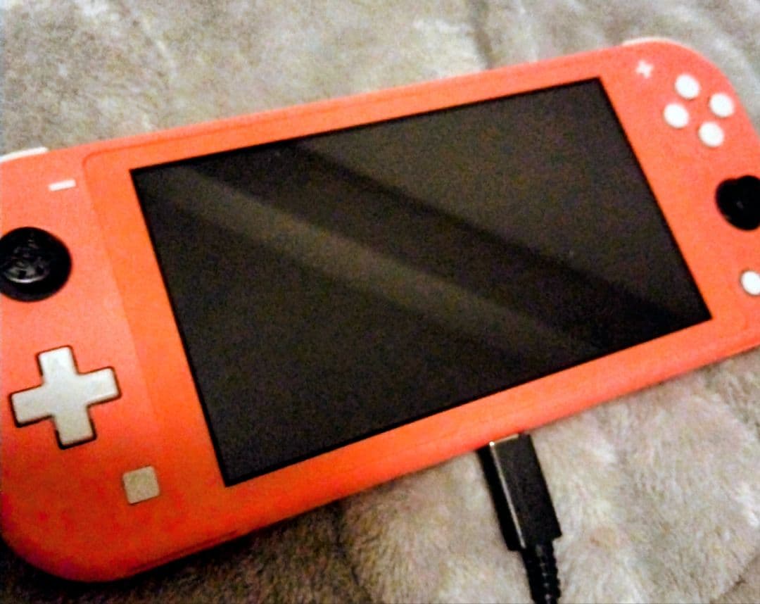 【中古美品】ニンテンドーSwitchLight【コーラルピンク】