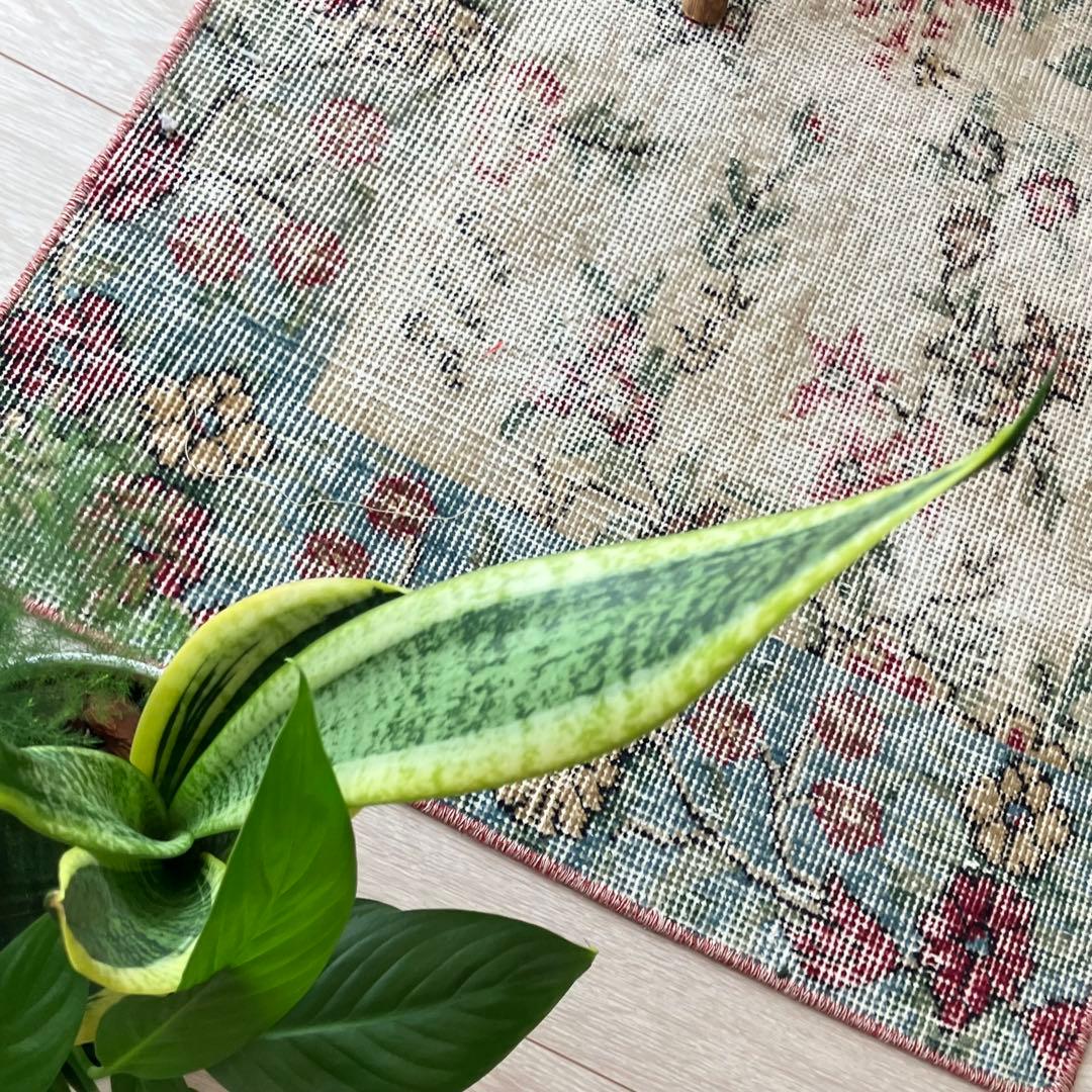 レッドフラワー✳︎57×119 薔薇✳︎ローズ　くすみブルー　トルコヴィンテージラグ