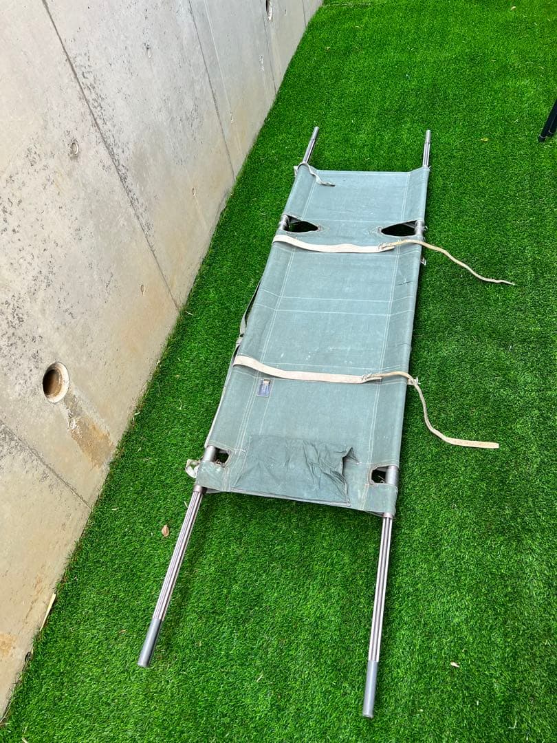 フランス軍？　担架　キャンプ用コット　サバゲー小道具などに　折り畳み簡易ベッド