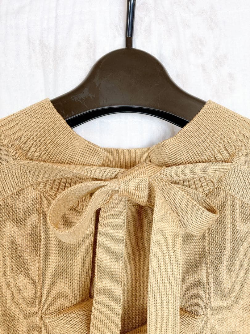 カレンソロジー　リボンバック　プルオーバー　ベージュ色