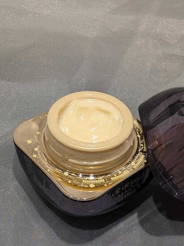 クレドポーボーテ　ラ・クレーム　ホリデーコレクション2025