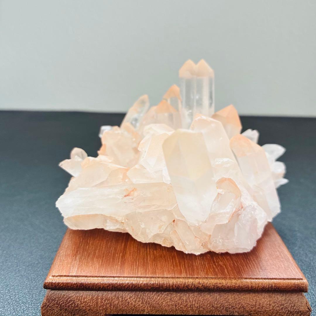 マダガスカル産ピンククォーツクラスター｜木製台座付き｜幸福感溢れるピンク