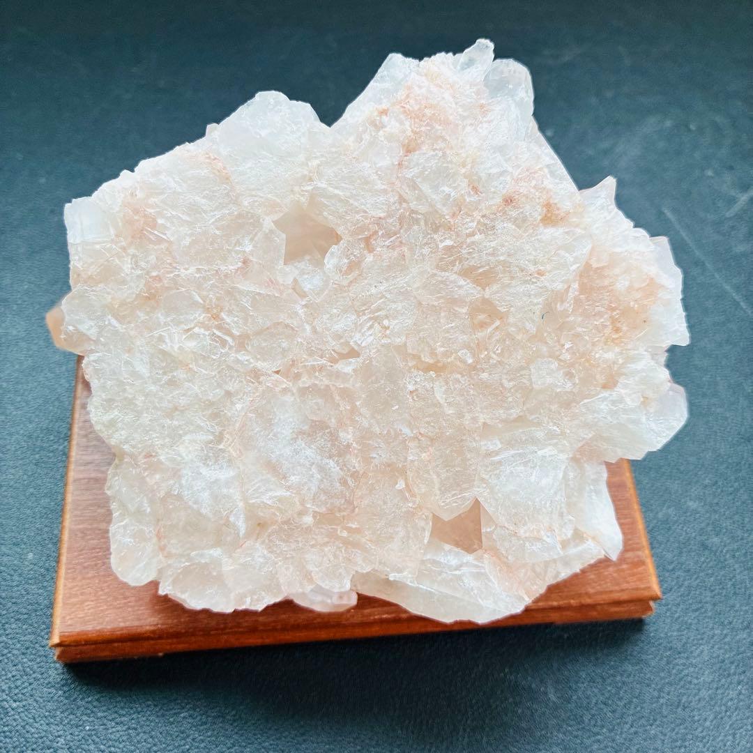 マダガスカル産ピンククォーツクラスター｜木製台座付き｜幸福感溢れるピンク