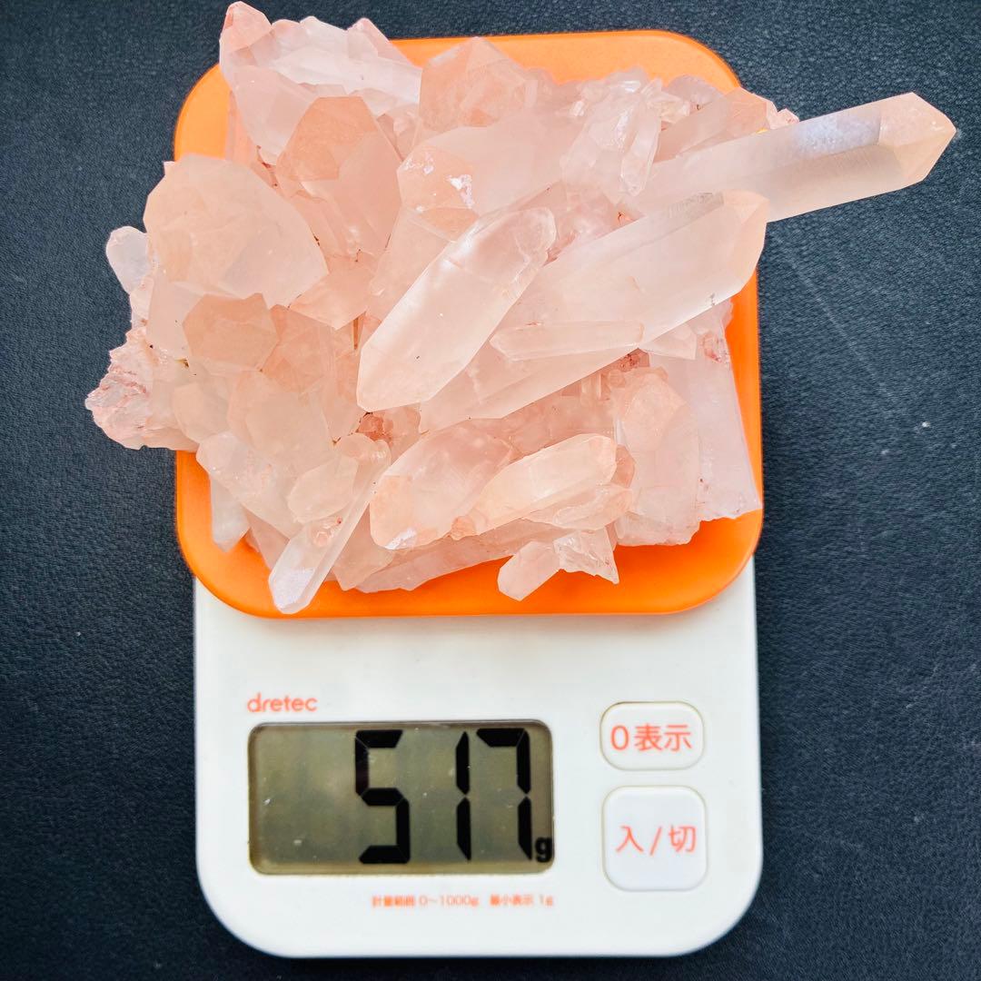 マダガスカル産ピンククォーツクラスター｜木製台座付き｜幸福感溢れるピンク