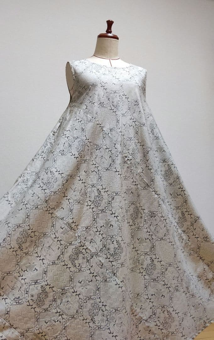 着物リメイク♧フレアーワンピース紬幾何学模様花柄♧白地正絹