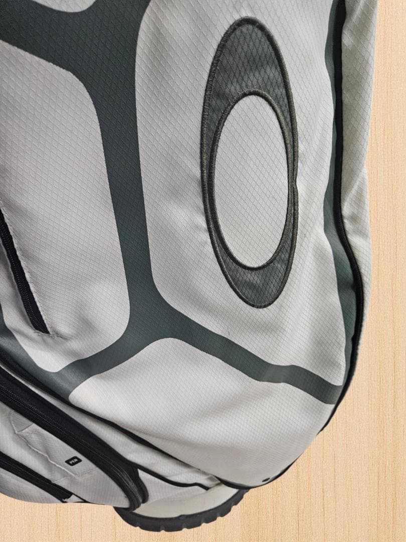 送料無料/美品Oakley スタンド式ゴルフバッグ・キャディバッグWHITE