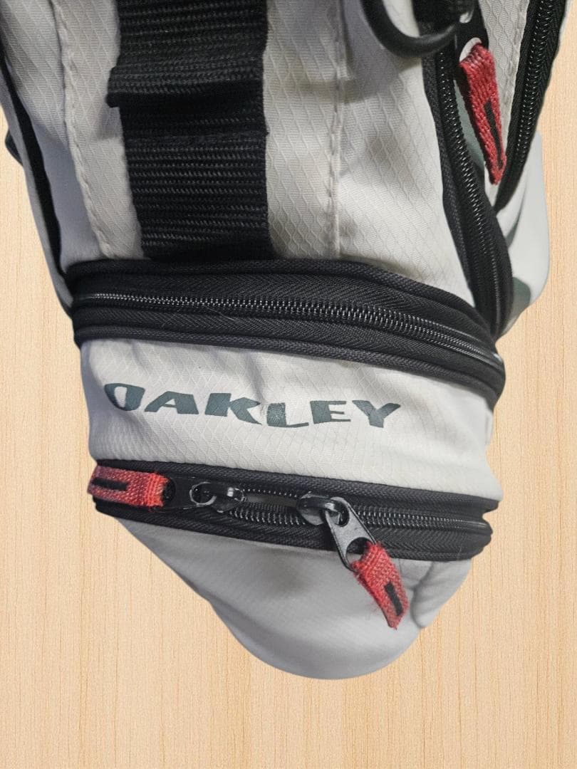 送料無料/美品Oakley スタンド式ゴルフバッグ・キャディバッグWHITE