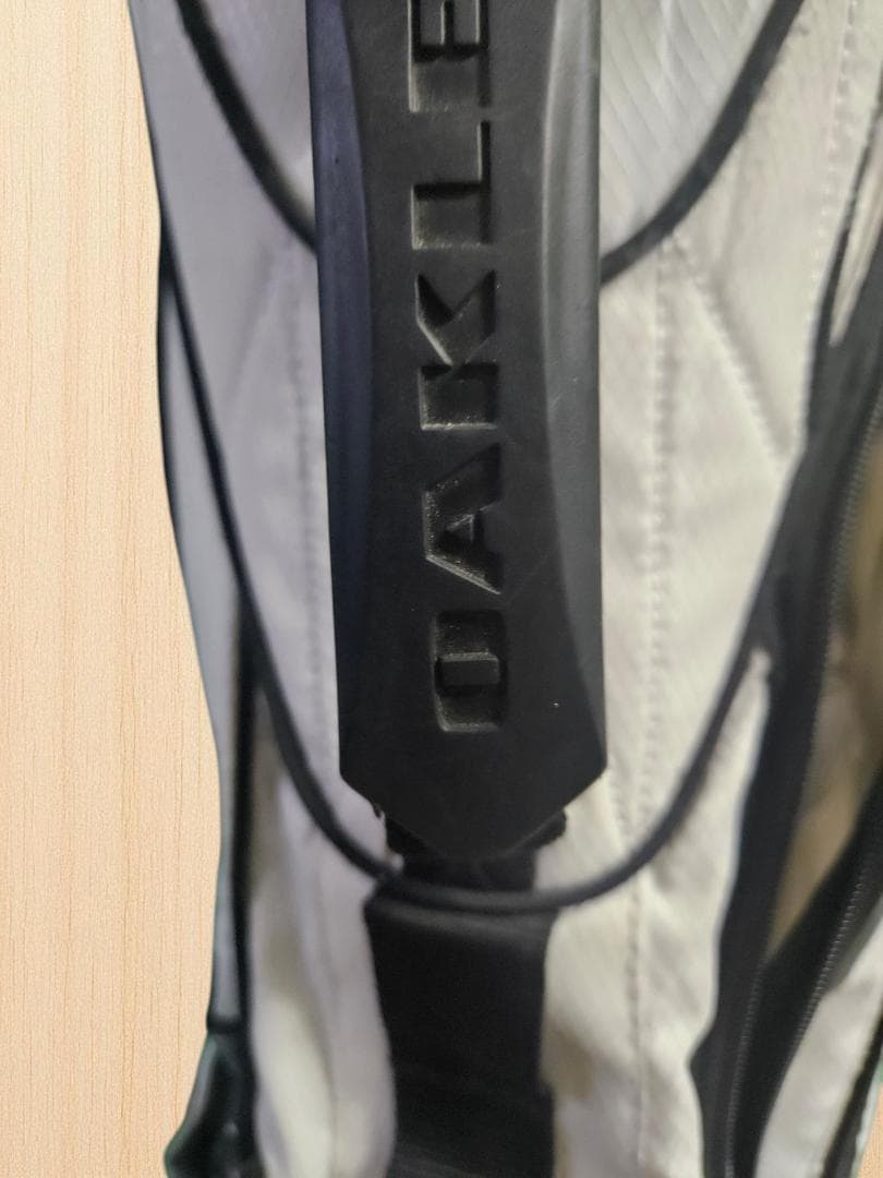 送料無料/美品Oakley スタンド式ゴルフバッグ・キャディバッグWHITE