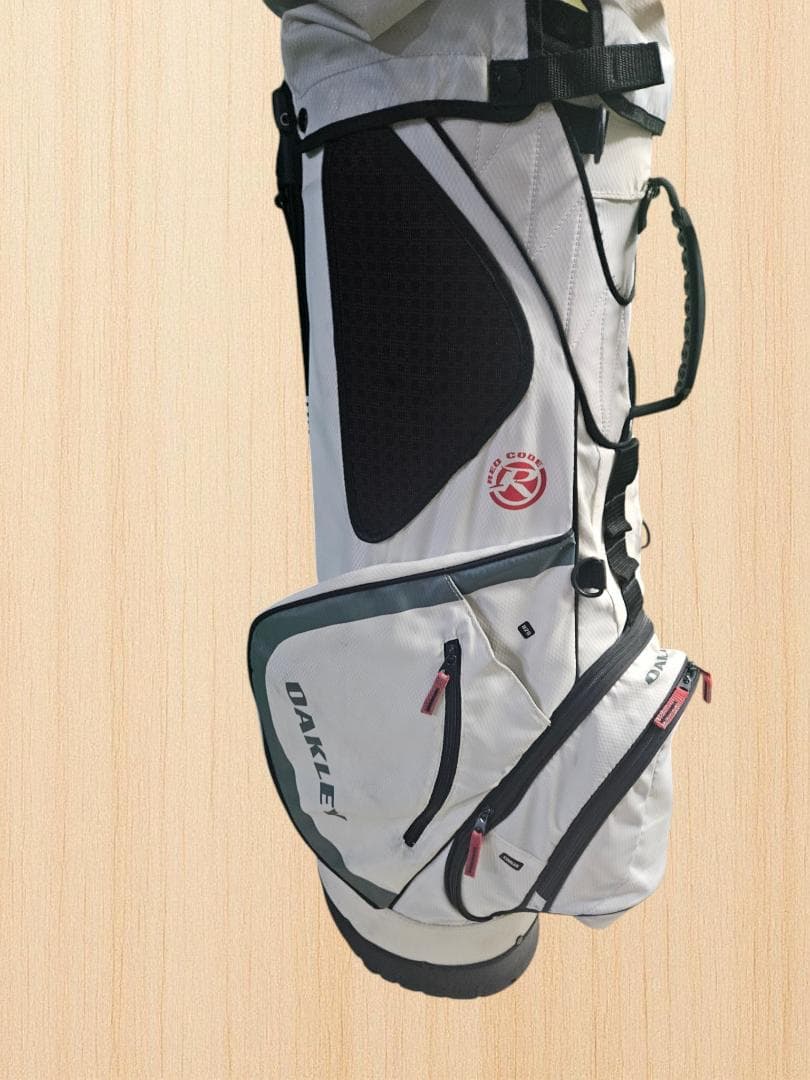 送料無料/美品Oakley スタンド式ゴルフバッグ・キャディバッグWHITE