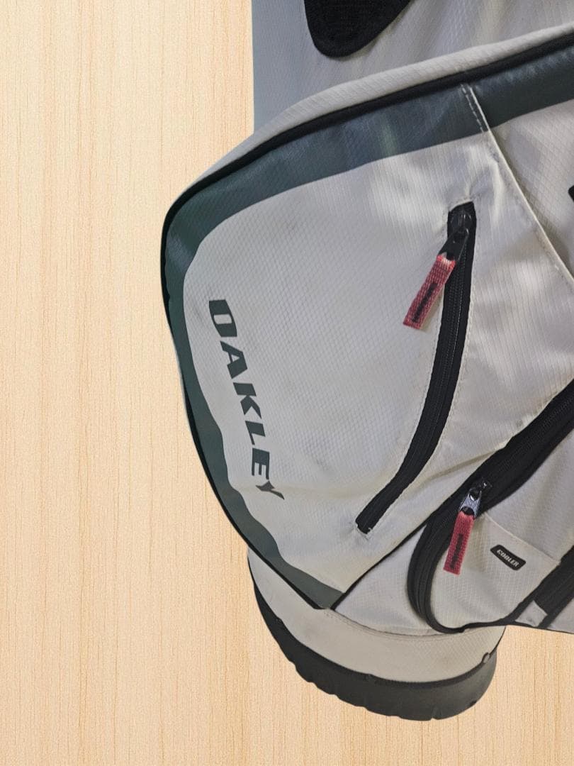 送料無料/美品Oakley スタンド式ゴルフバッグ・キャディバッグWHITE