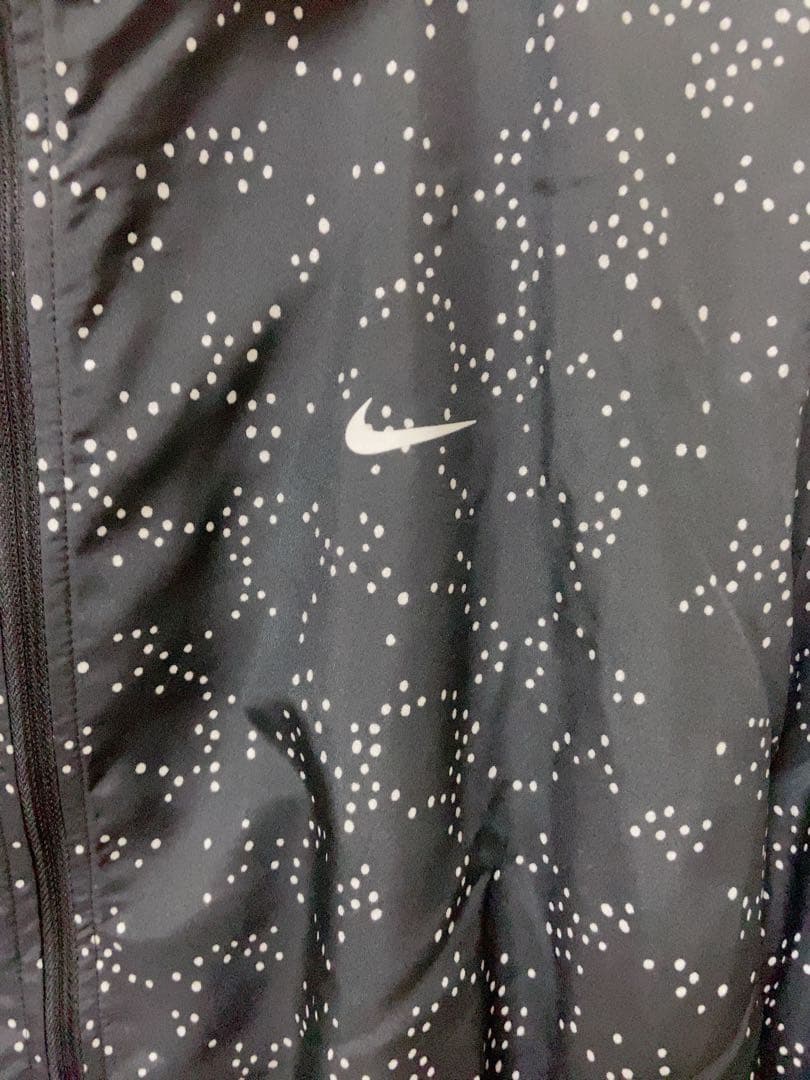 新品！ナイキNIKE ジャンパー 黒 ルーズ フィット　ランニング 反射