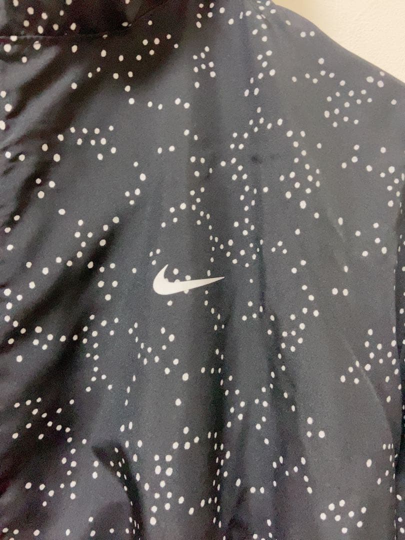 新品！ナイキNIKE ジャンパー 黒 ルーズ フィット　ランニング 反射