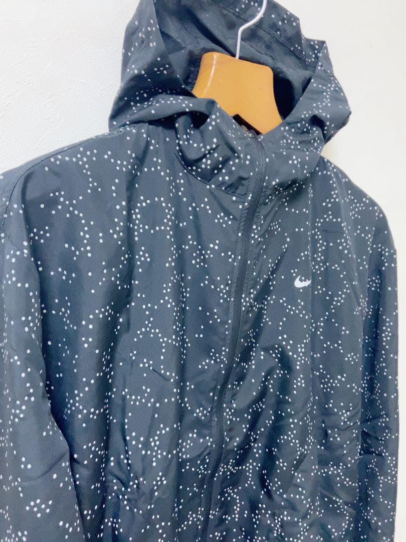新品！ナイキNIKE ジャンパー 黒 ルーズ フィット　ランニング 反射