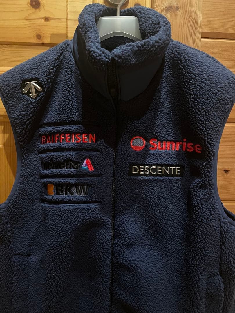 デサント　コリア　フリースベスト　日本未発売　韓国限定　スイススキーチーム
