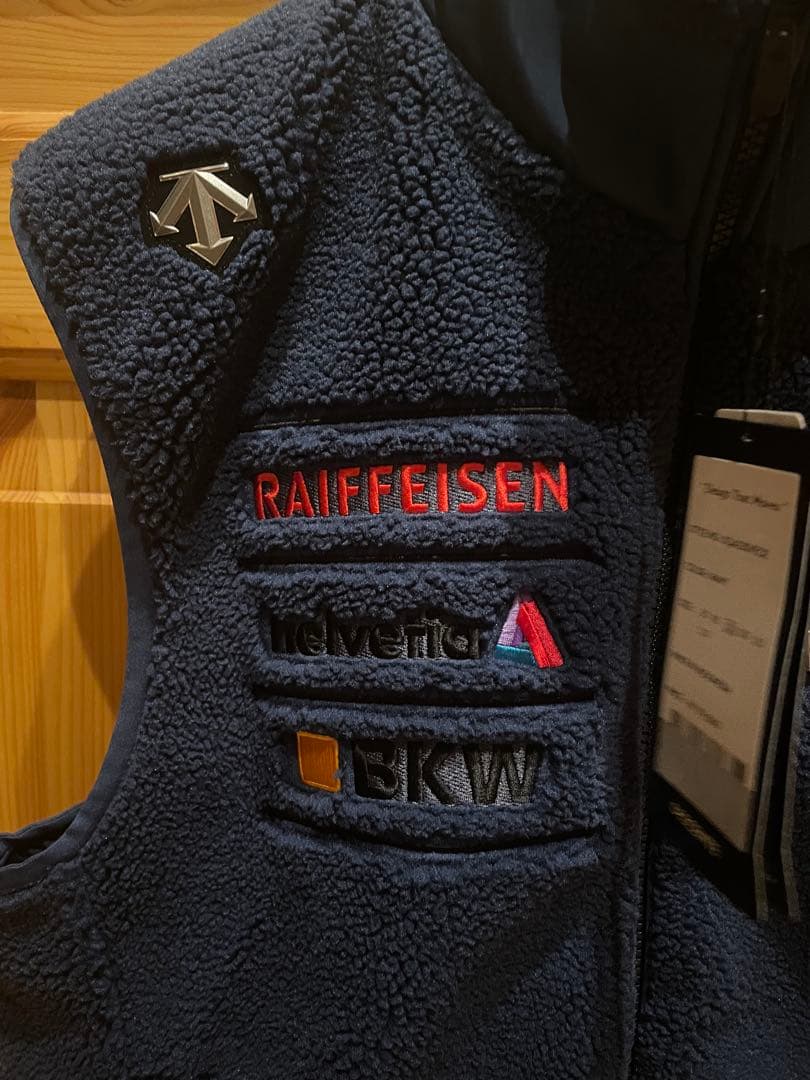 デサント　コリア　フリースベスト　日本未発売　韓国限定　スイススキーチーム