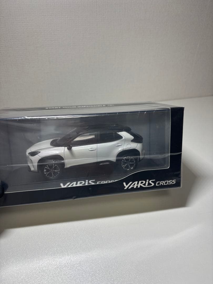トヨタ⭐️ヤリスクロス⭐️ミニカー　黒✖️白　2トーンカラー　新品未開封　透明ケース入