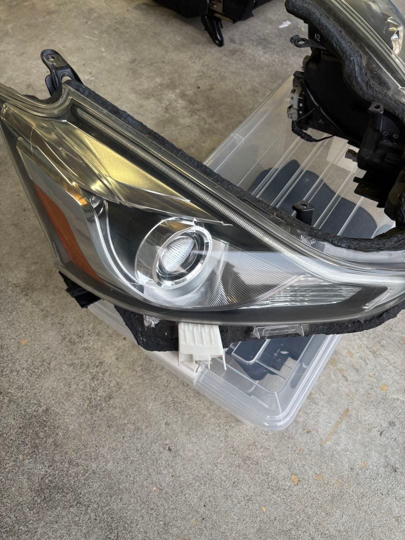「値下げしました」プリウスα 純正ヘッドライト US仕様