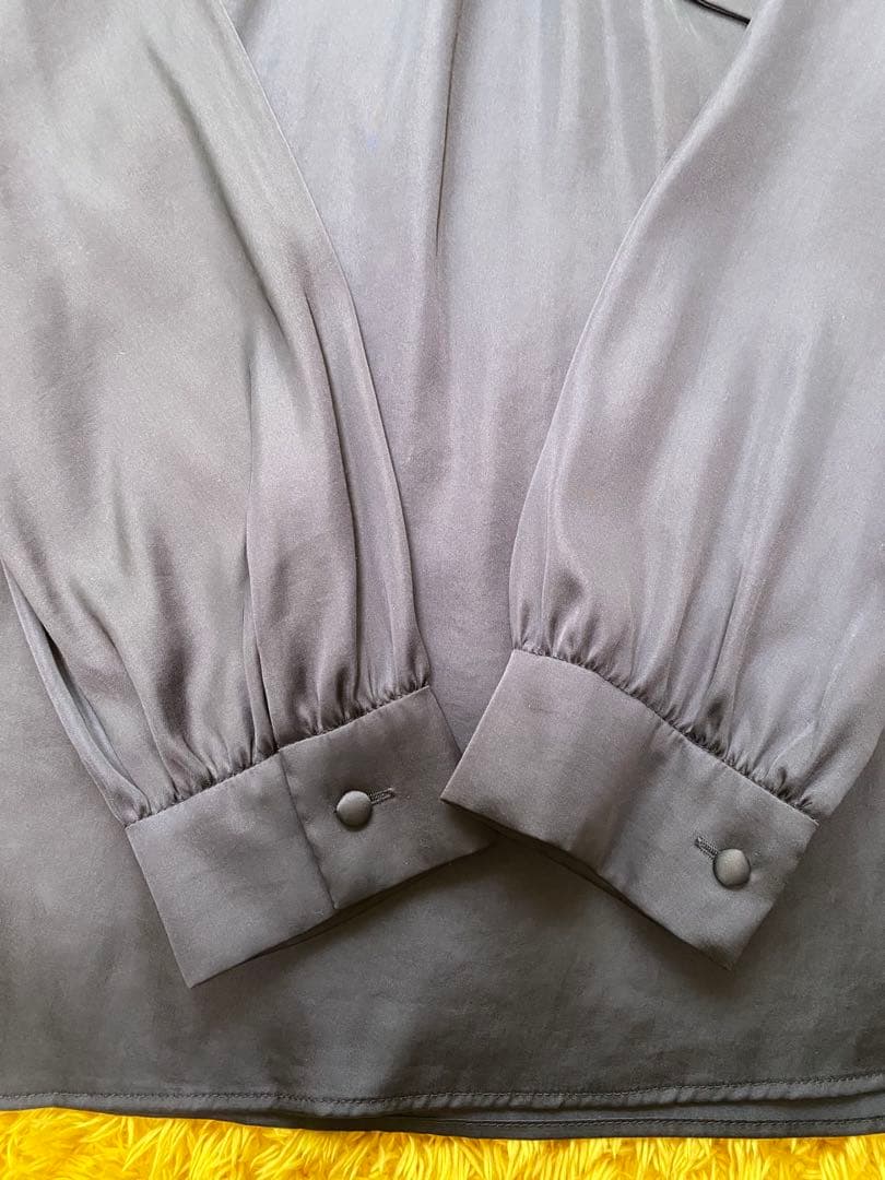 【現行販売完売カラー】ストロベリーフィールズスパンサテンワッシャーリボンブラウス