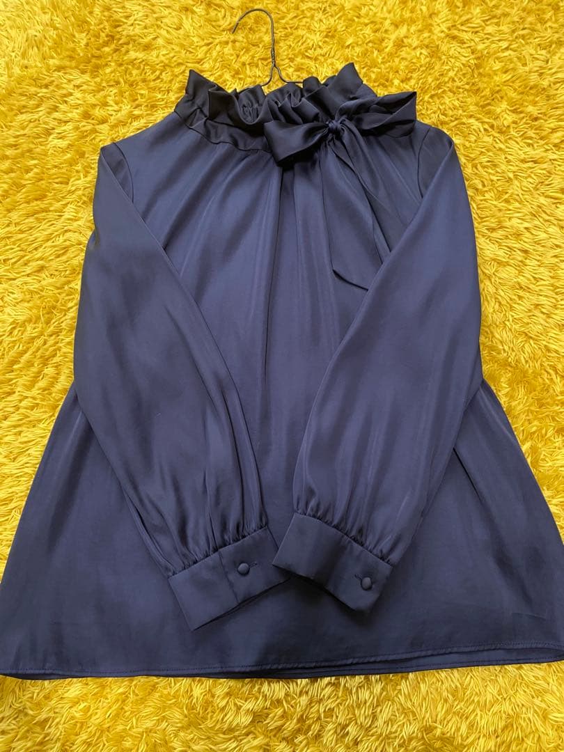 【現行販売完売カラー】ストロベリーフィールズスパンサテンワッシャーリボンブラウス