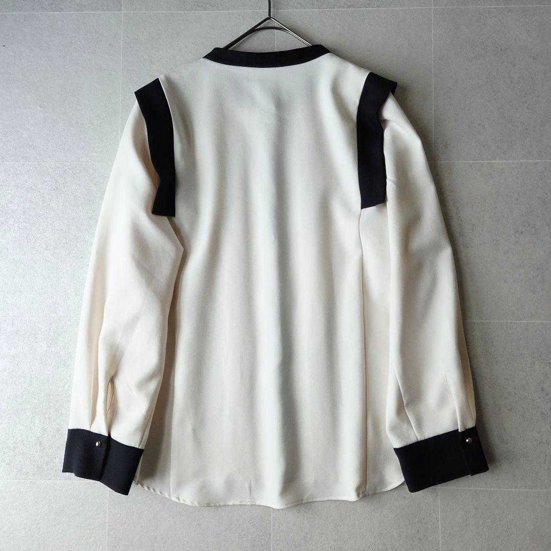 TONAL バイカラーツイルハイネックピンタックブラウス