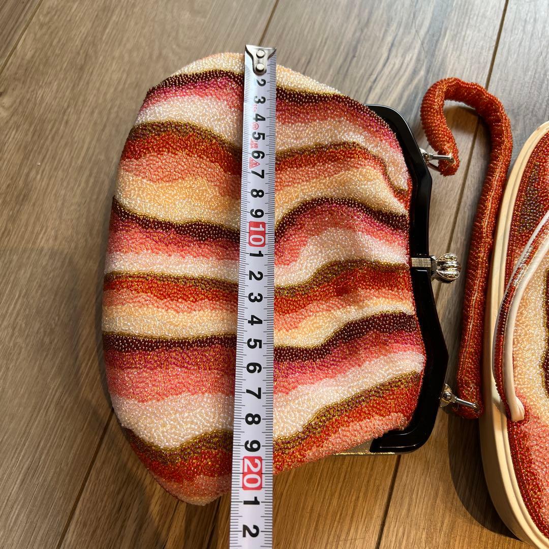 ビーズ装飾のハンドバッグと草履セット