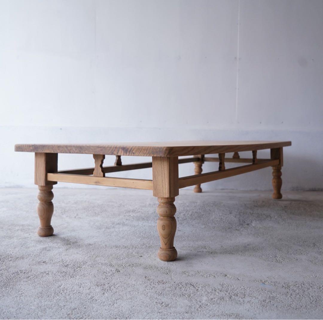 ろくろ脚のテーブル