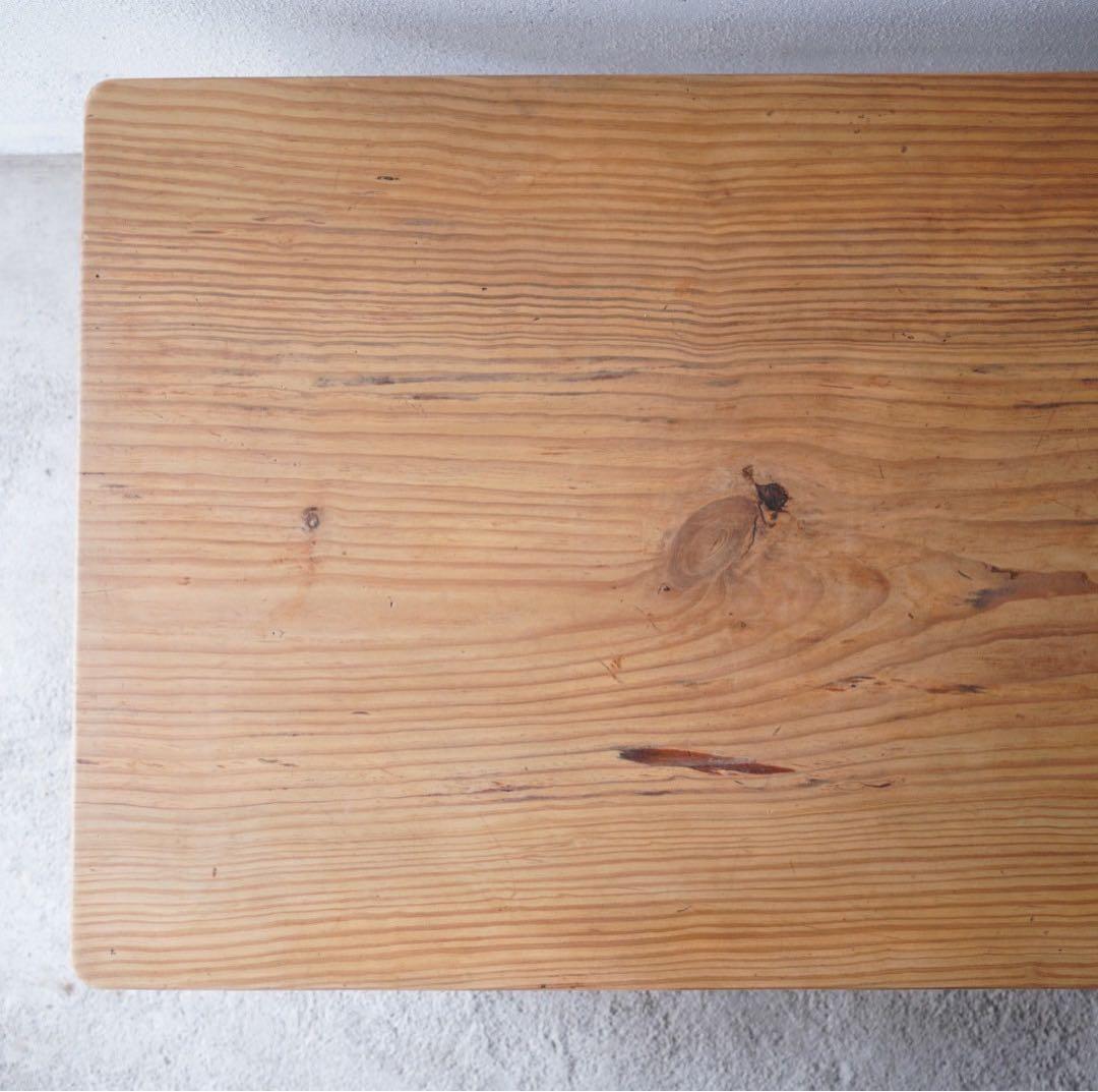 ろくろ脚のテーブル