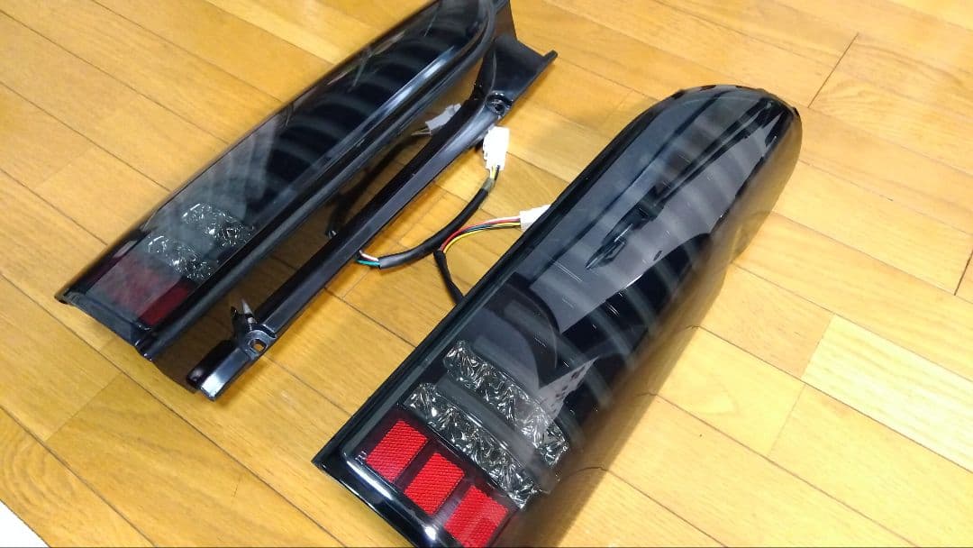■トヨタ200系ハイエース フルLEDフルファイバーテール左右スモークブラック■