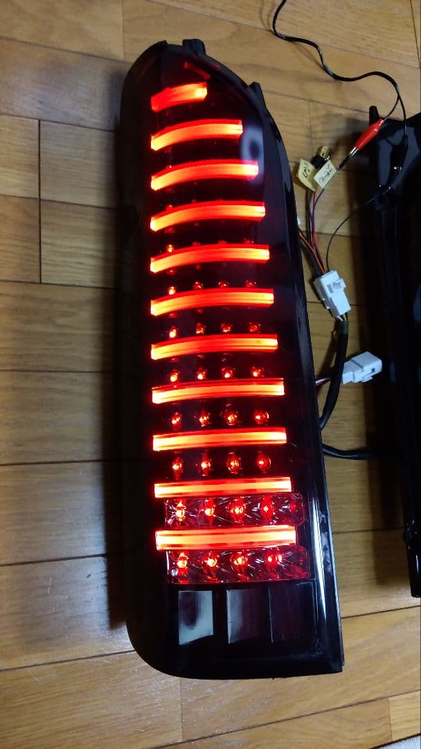 ■トヨタ200系ハイエース フルLEDフルファイバーテール左右スモークブラック■