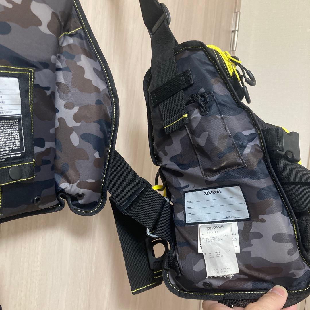 Daiwa フィッシングベスト ブラック/カモフラージュ フローティングベスト