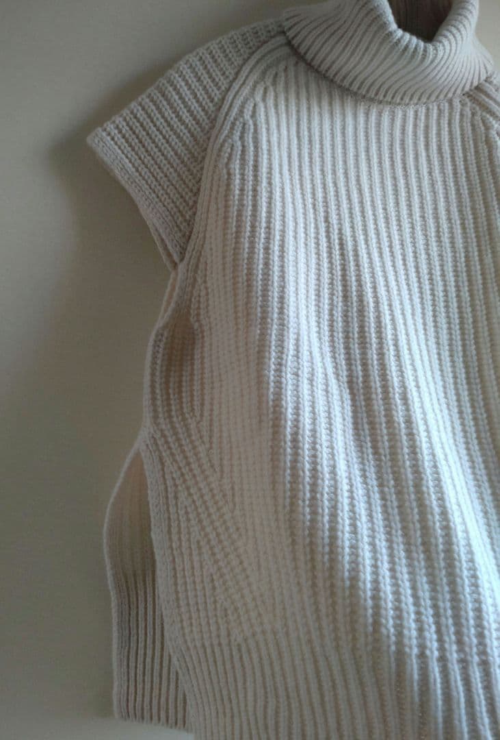 【未使用タグ付】TICCA　タートルネックリブニットベスト 　アイボリー