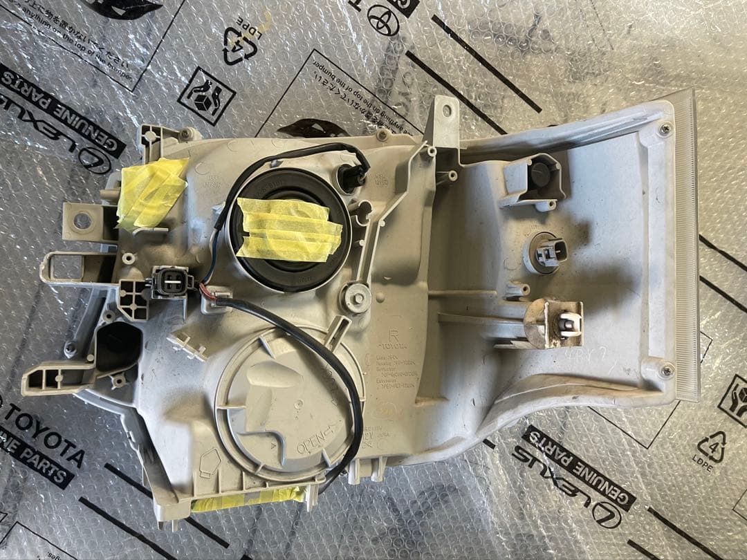 200系トヨタ ハイエース ヘッドライト 左右セット KOITO 26-129