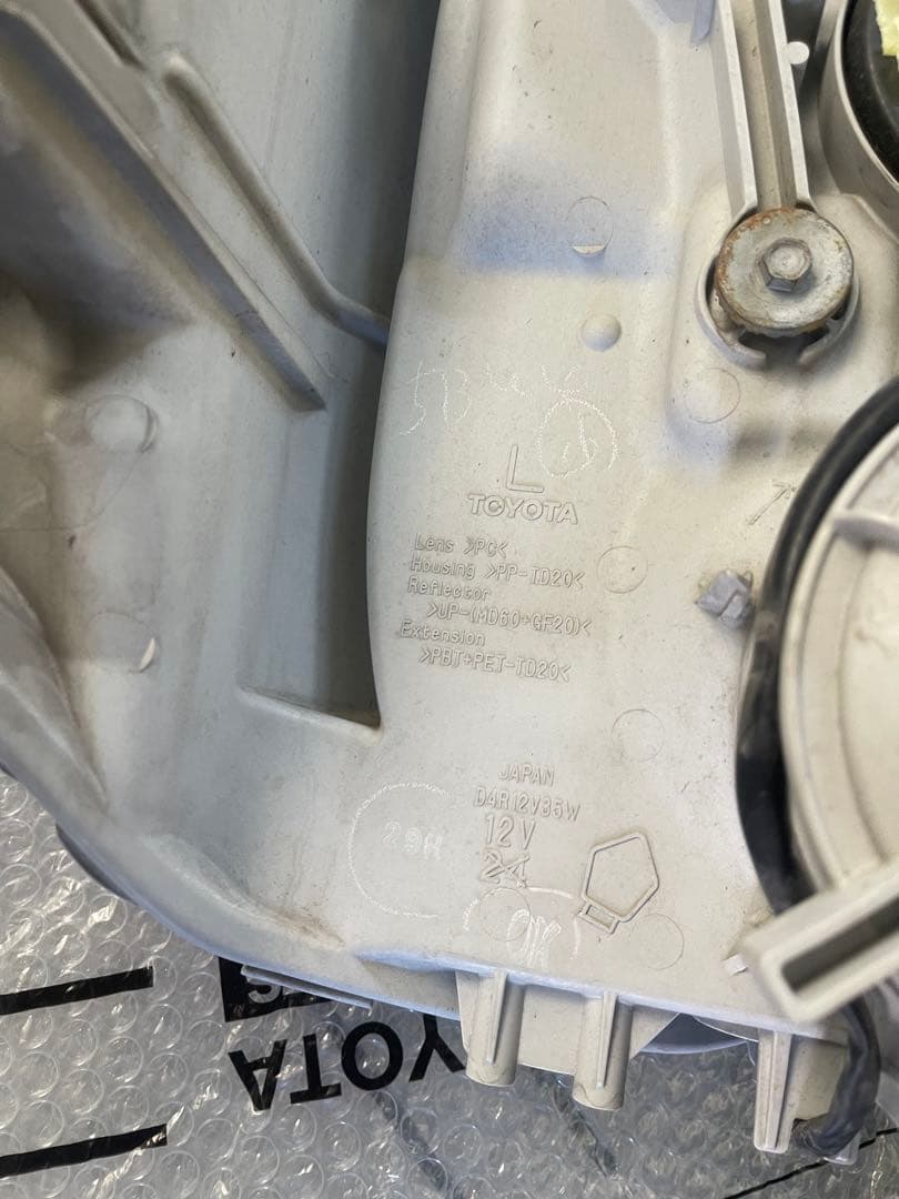 200系トヨタ ハイエース ヘッドライト 左右セット KOITO 26-129